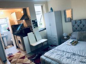 Self-contained studio flat bathrooms kitchens upgrade locations to city centre 15 minutes walking distance Nottingham universities Queen hospitals city hospitals